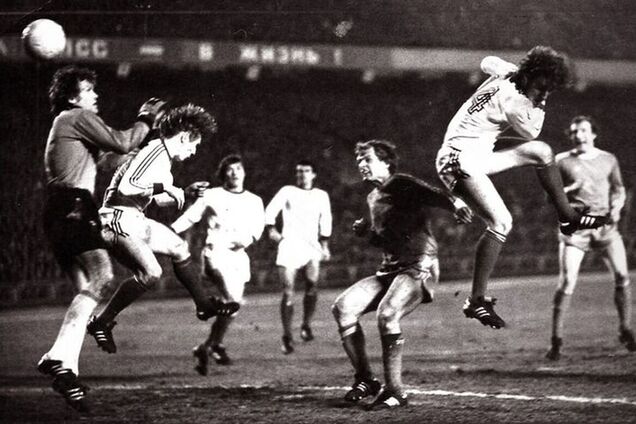 Гол Петра Слободяна (справа) головой в прыжке в ворота 'Баварии' в 1977 году