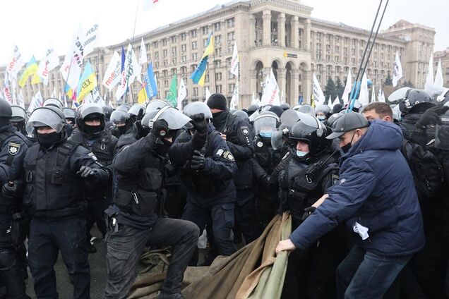 Поліцейські демонтували намети на Майдані