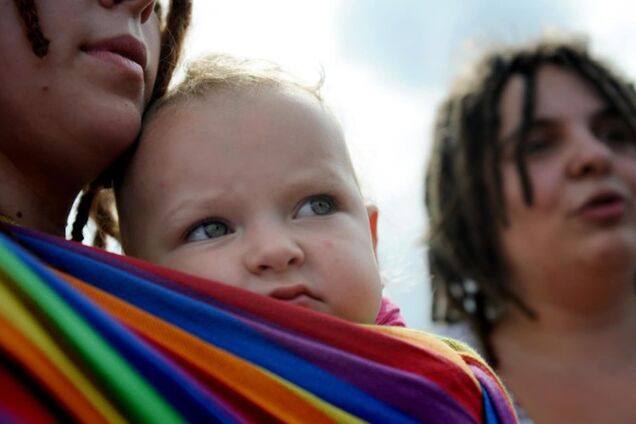 В Угорщині одностатевим парам заборонили усиновлювати дітей