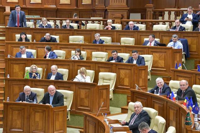 Парламент Молдовы изменил статус русского языка