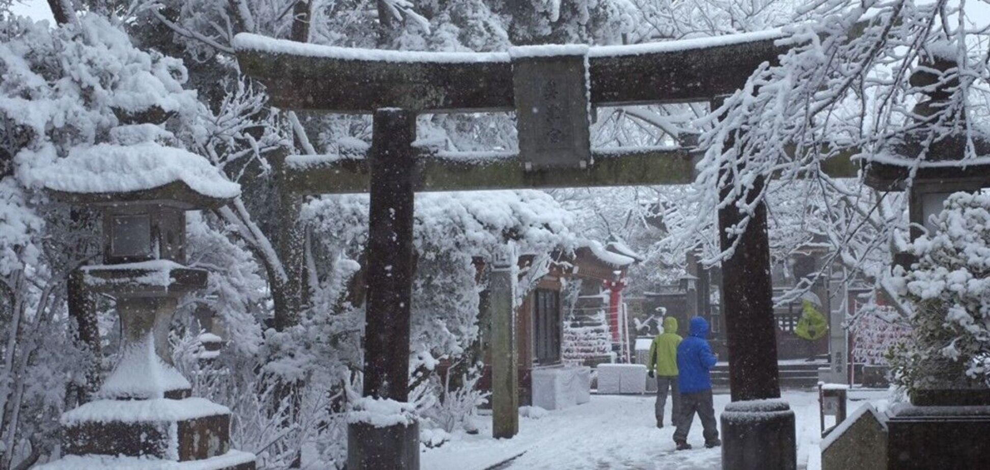 Японию завалило снегом