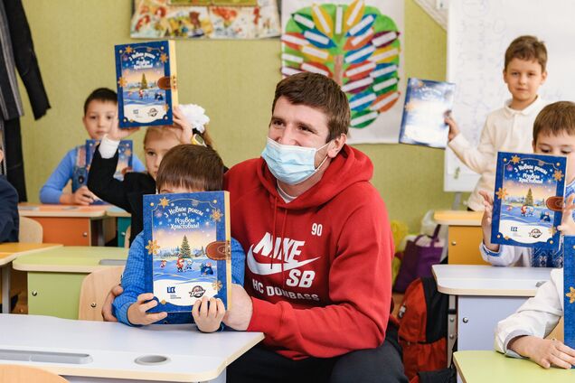 День Николая на Донетчине: как празднуют школьники с хоккеистами и благотворителями