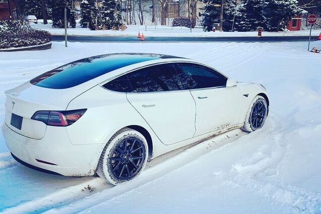 Електромобіль Tesla відмовився заряджатися за 30-градусного морозу