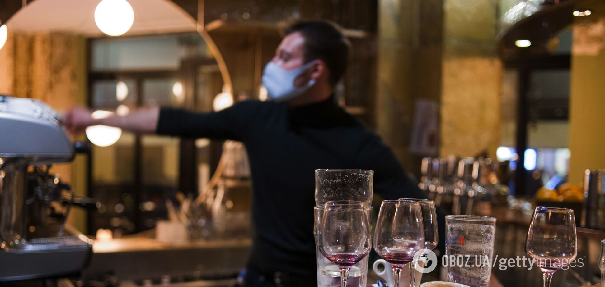 В барах и ресторанах чаще можно заразиться, чем в магазине или транспорте