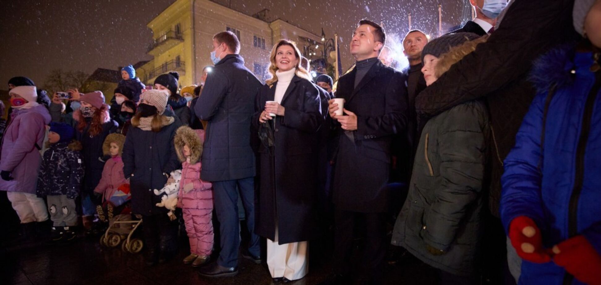 Зеленский с супругой открыли новогоднюю площадку
