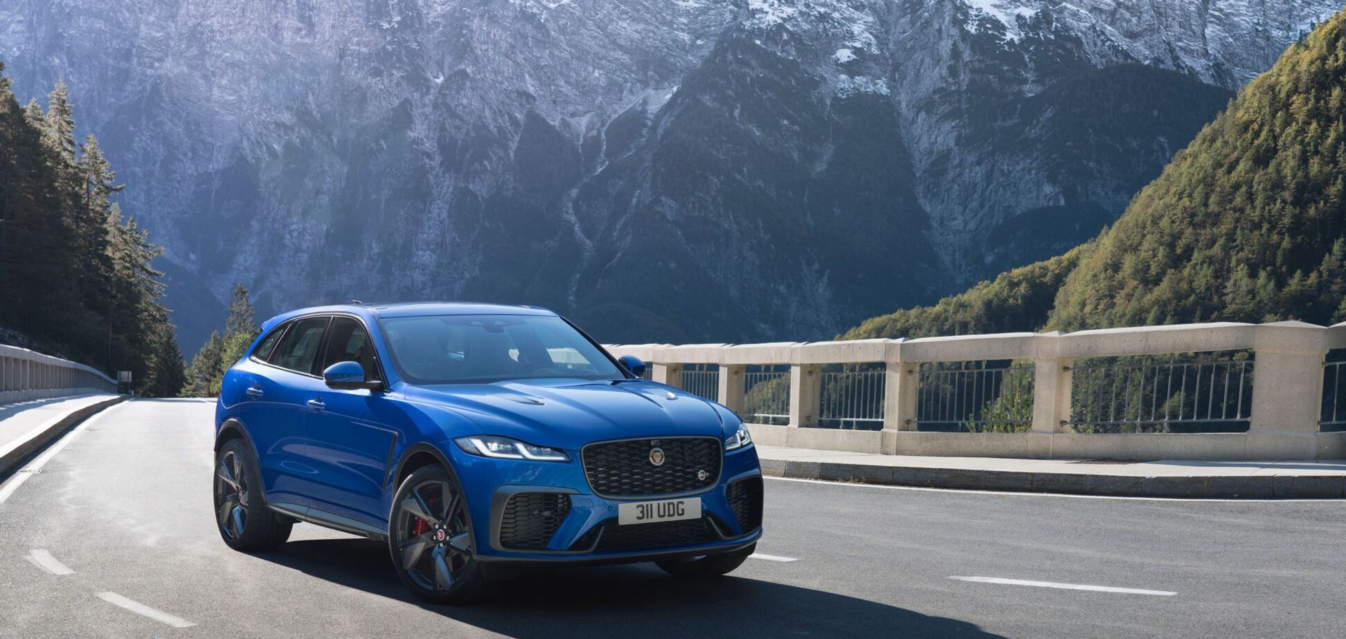 Jaguar представил обновленный кроссовер F-Pace SVR