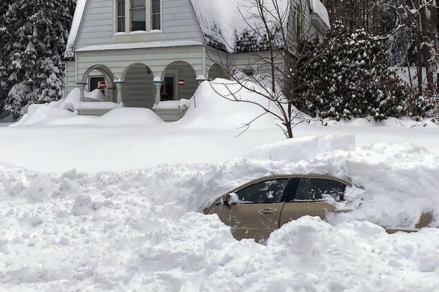 Водитель 10 часов провел в машине, которую засыпало снегом
