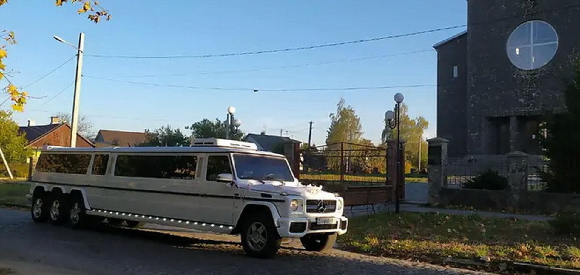 В Украине продают восьмиколесный лимузин на базе 'Гелендвагена'
