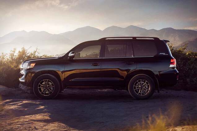 Новый Toyota Land Cruiser 300 впервые заметили на дорогах