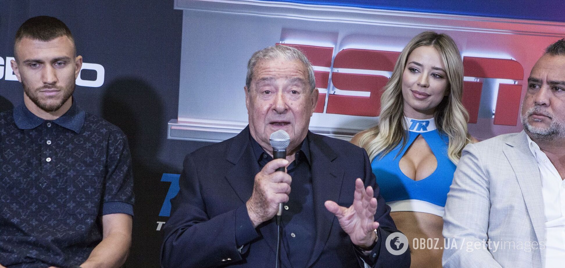 Василий Ломаченко и Боб Арум с микрофоном