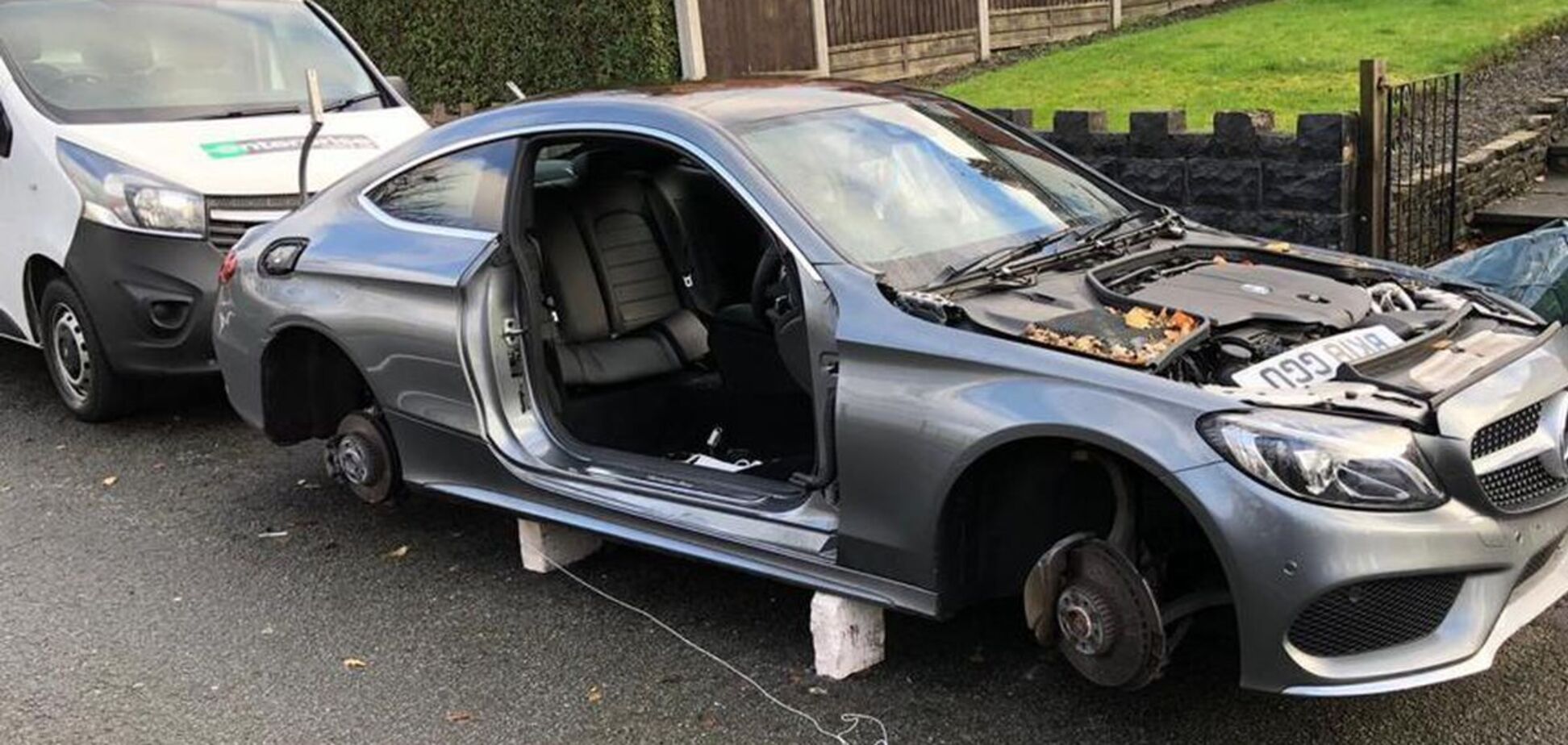 В Британии воры украли 'половину' нового Mercedes-Benz