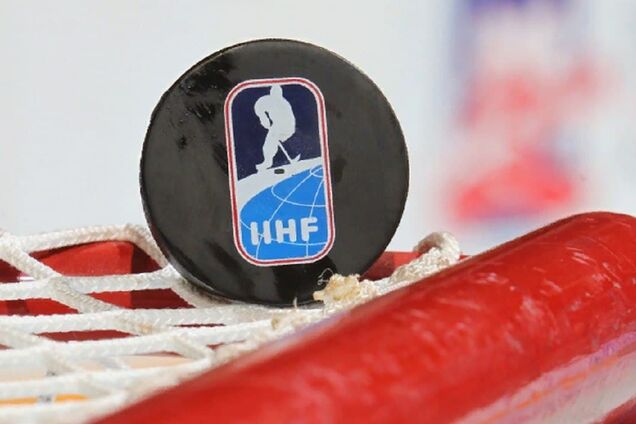 Шайба с надписью IIHF