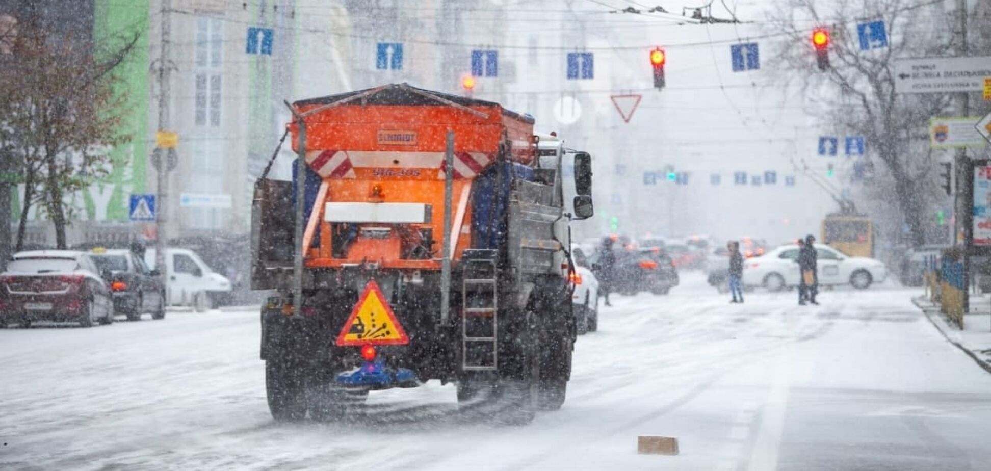 Вулиці міста з ночі обробляють реагентами