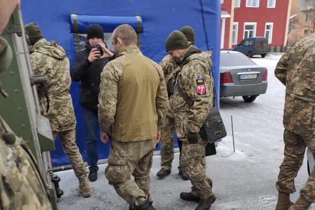 Терористи повернули Україні захопленого воїна ЗСУ