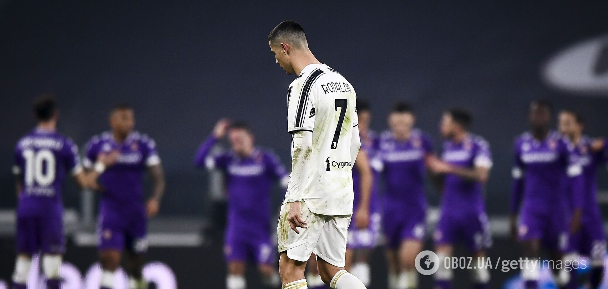 Криштиану Роналду на фоне радующихся соперников