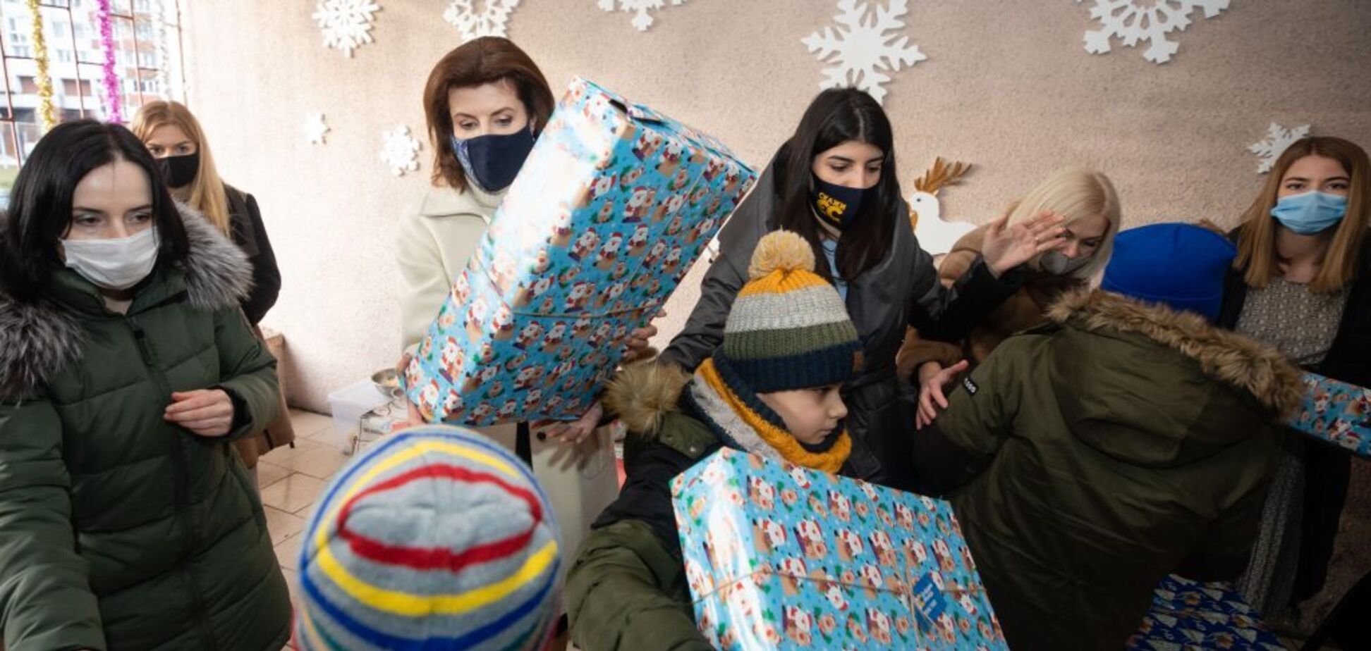 Марина Порошенко привітала дітей з інвалідністю різдвяними 'свято-боксами'. Фоторепортаж