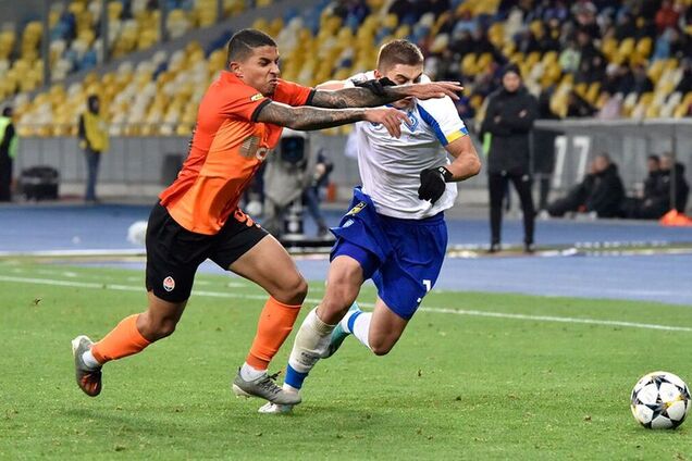 Борьба за мяч в матче 'Динамо' - 'Шахтер'
