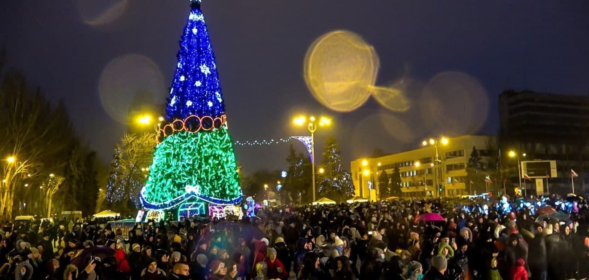 В сети показали, как выглядят главные елки и рождественское 'веселье' в 'ДНР' и 'ЛНР'. Фото и видео
