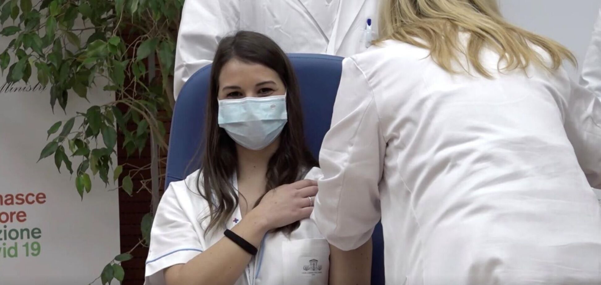 В Италии начали вакцинацию с медиков