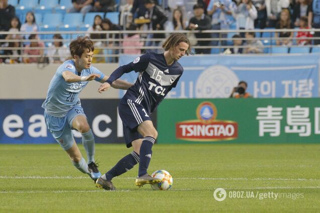 Джош Хоуп (справа) владеет мячом