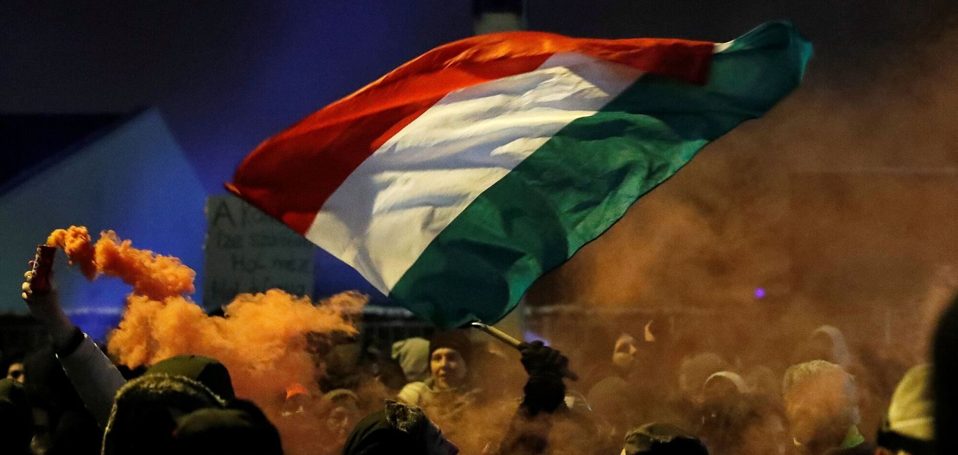 Отношения между Украиной и Венгрией обострились из-за исполнения гимна украинскими депутатами на Закарпатье