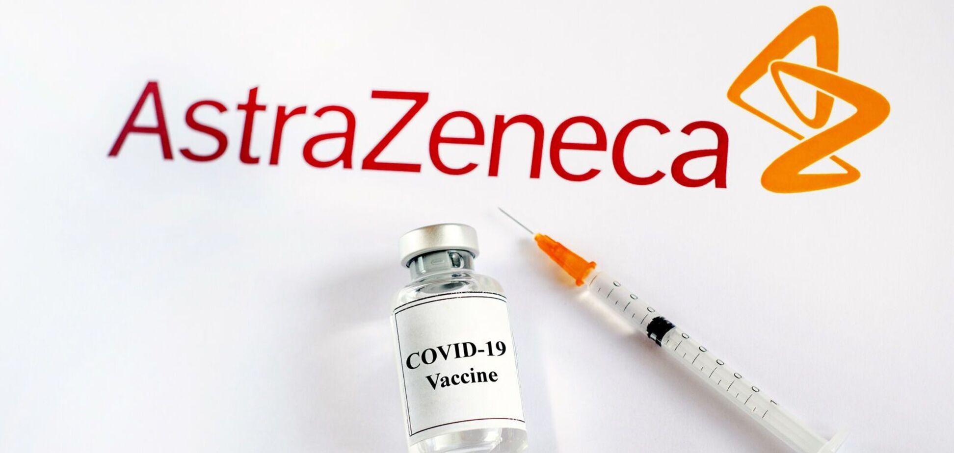Британия первой в мире одобрила вакцину AstraZeneca, которую может получить Украина