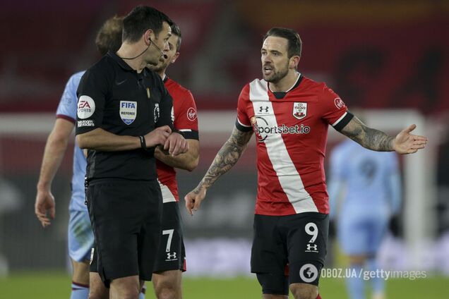 Дэнни Ингс общается с арбитром