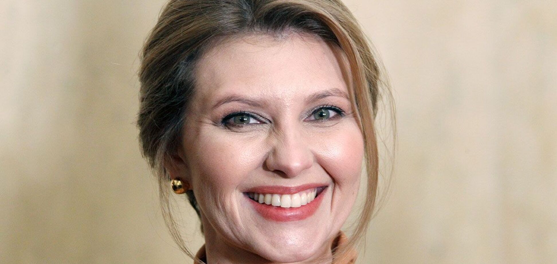 Олена Зеленська з'явилася на публіці в чорному костюмі й викликала суперечки в шанувальників