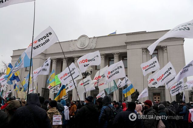 Під Радою трапилися сутички протестувальників із поліцією. Відео