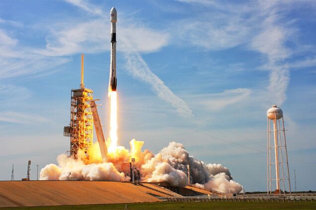 SpaceX запустил в космос Falcon 9 