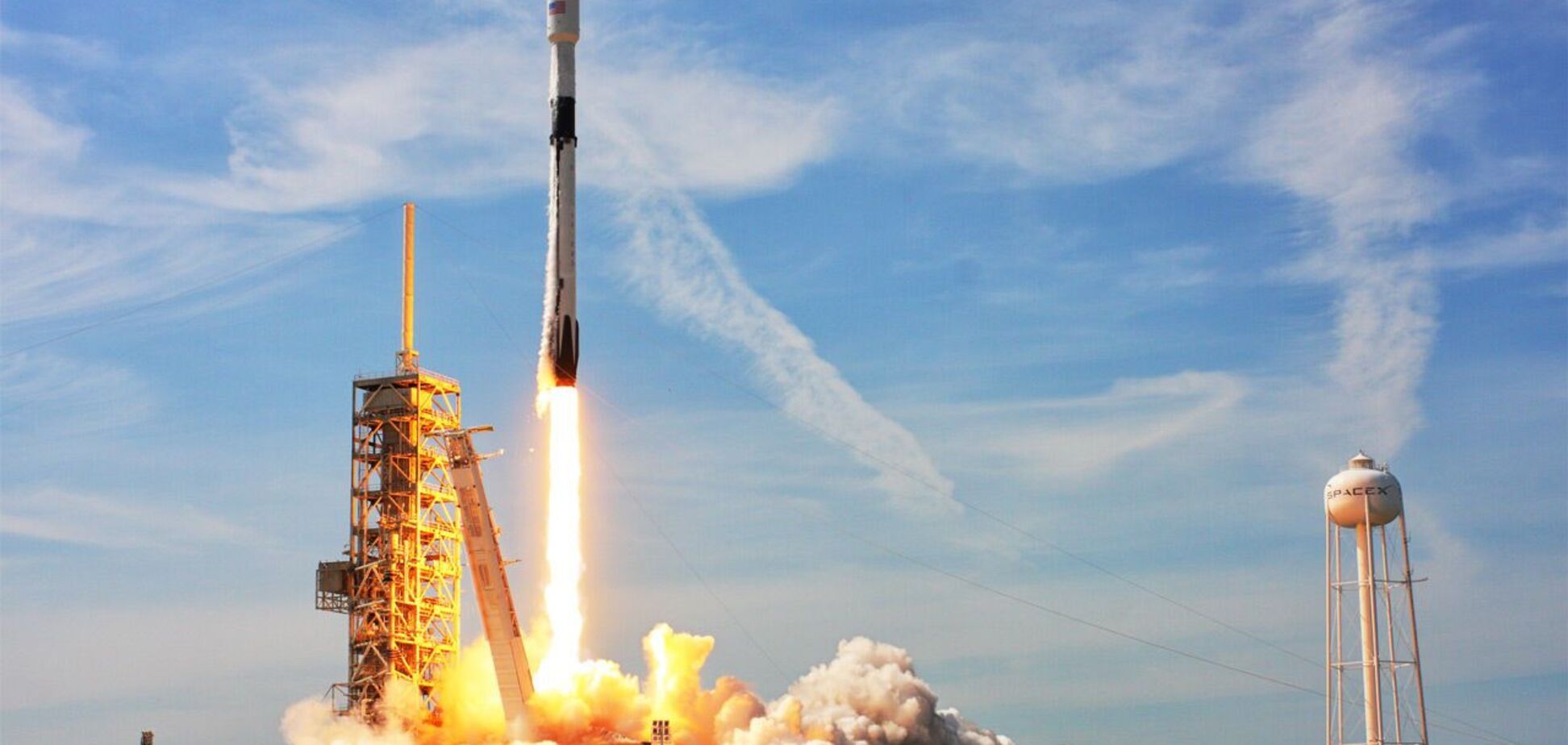 SpaceX запустив в космос Falcon 9