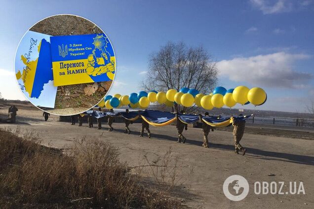 Разом із прапором в небо полетіли листівки з привітанням до Дня ЗСУ