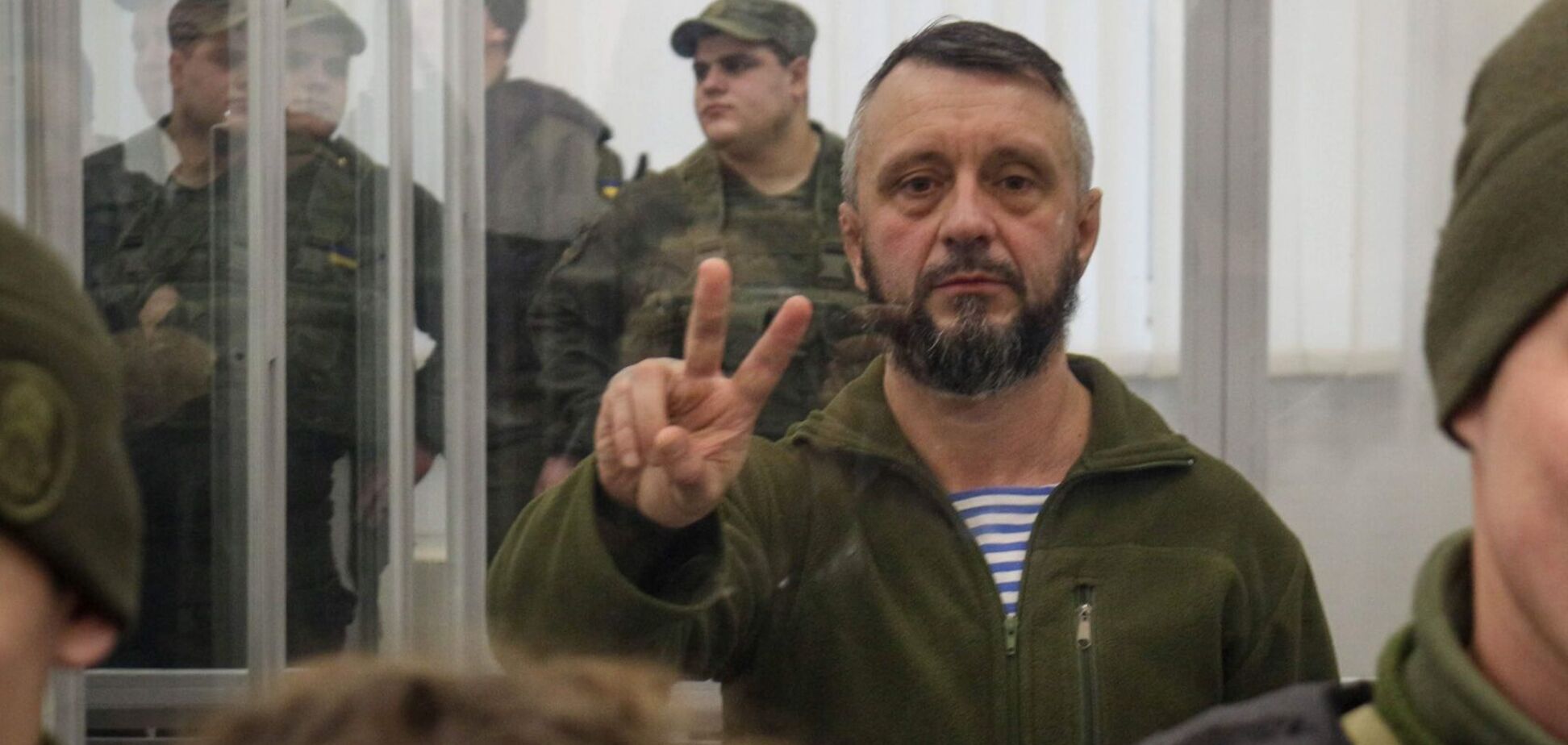 Суд оставил Антоненко под стражей