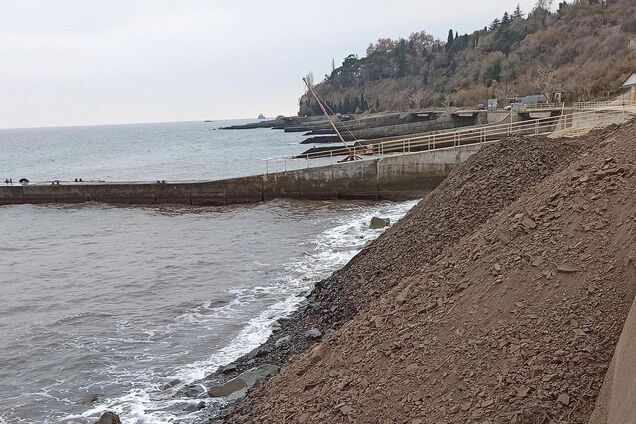 В Крыму начали сбрасывать в море строительный мусор: фотофакт