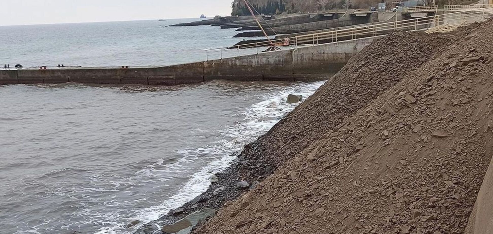 В Крыму начали сбрасывать в море строительный мусор: фотофакт