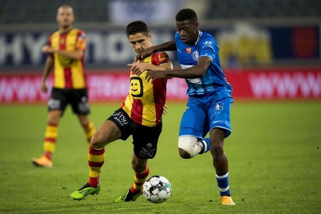 Марьян Швед (слева на переднем плане) ведет борьбу против игрока 'Гента'