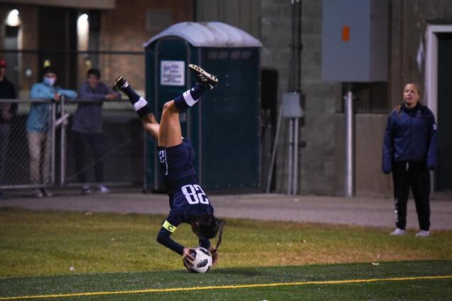 Футболист бросает аут после переднего сальто