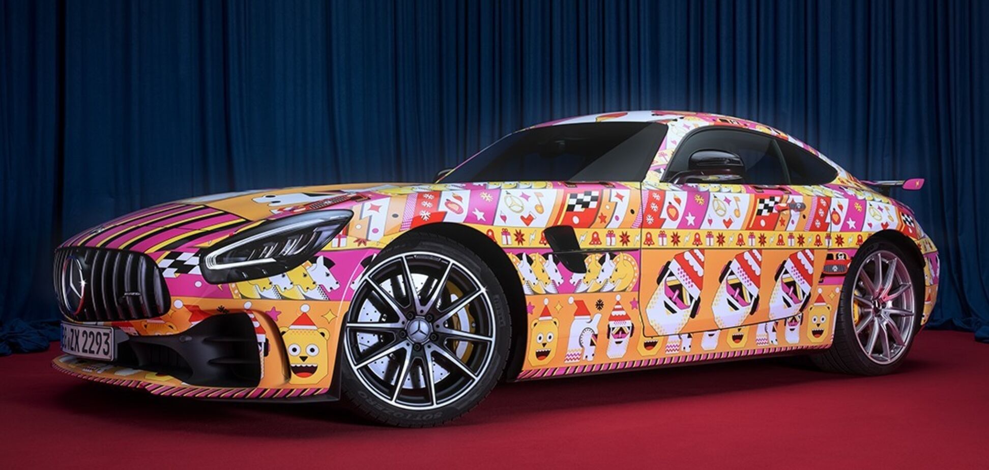 Mercedes-Benz нарядила свои модели в 'уродливые' свитера