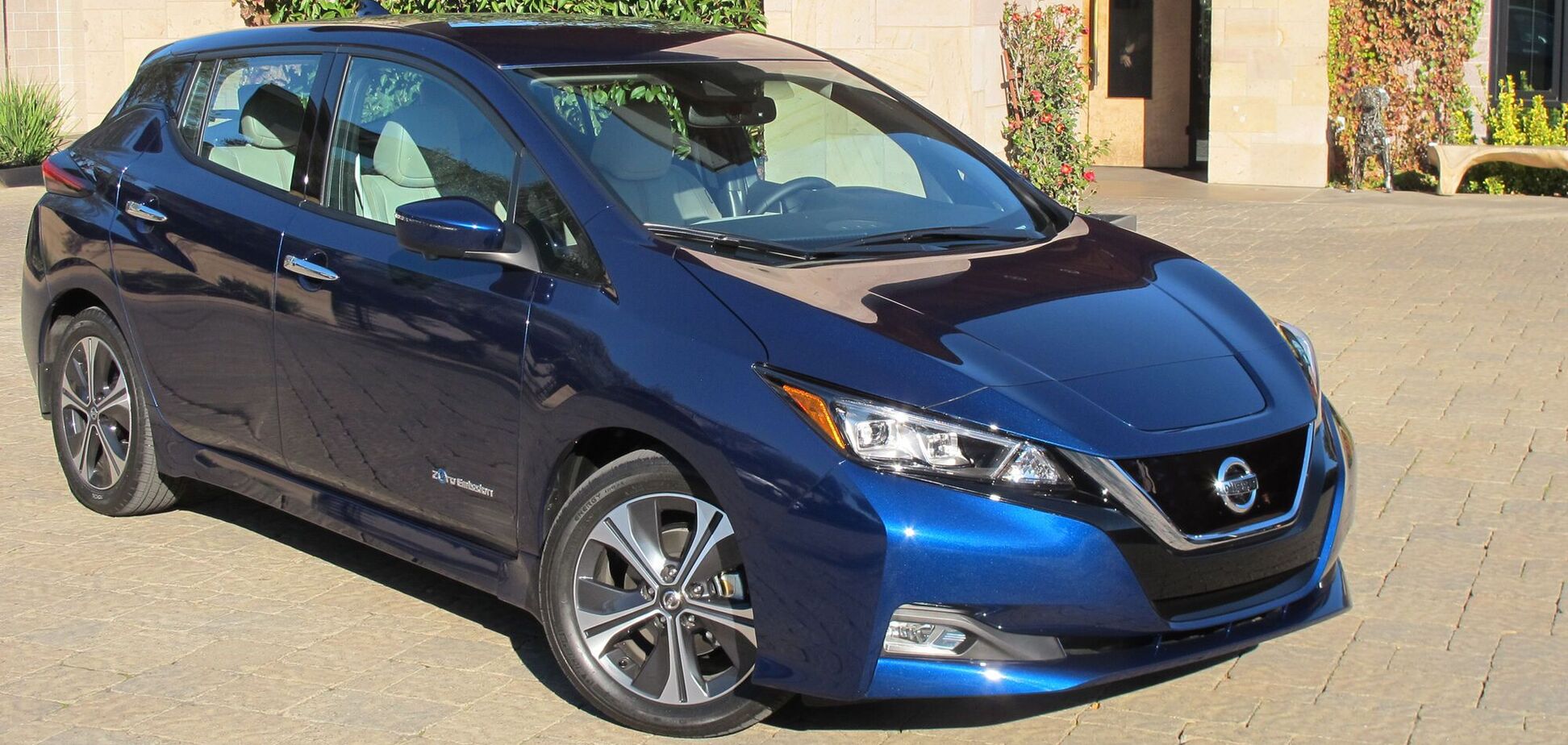 Новый Nissan Leaf 'раccыпался' уже на 100 000 км пробега: владелица поделилась опытом