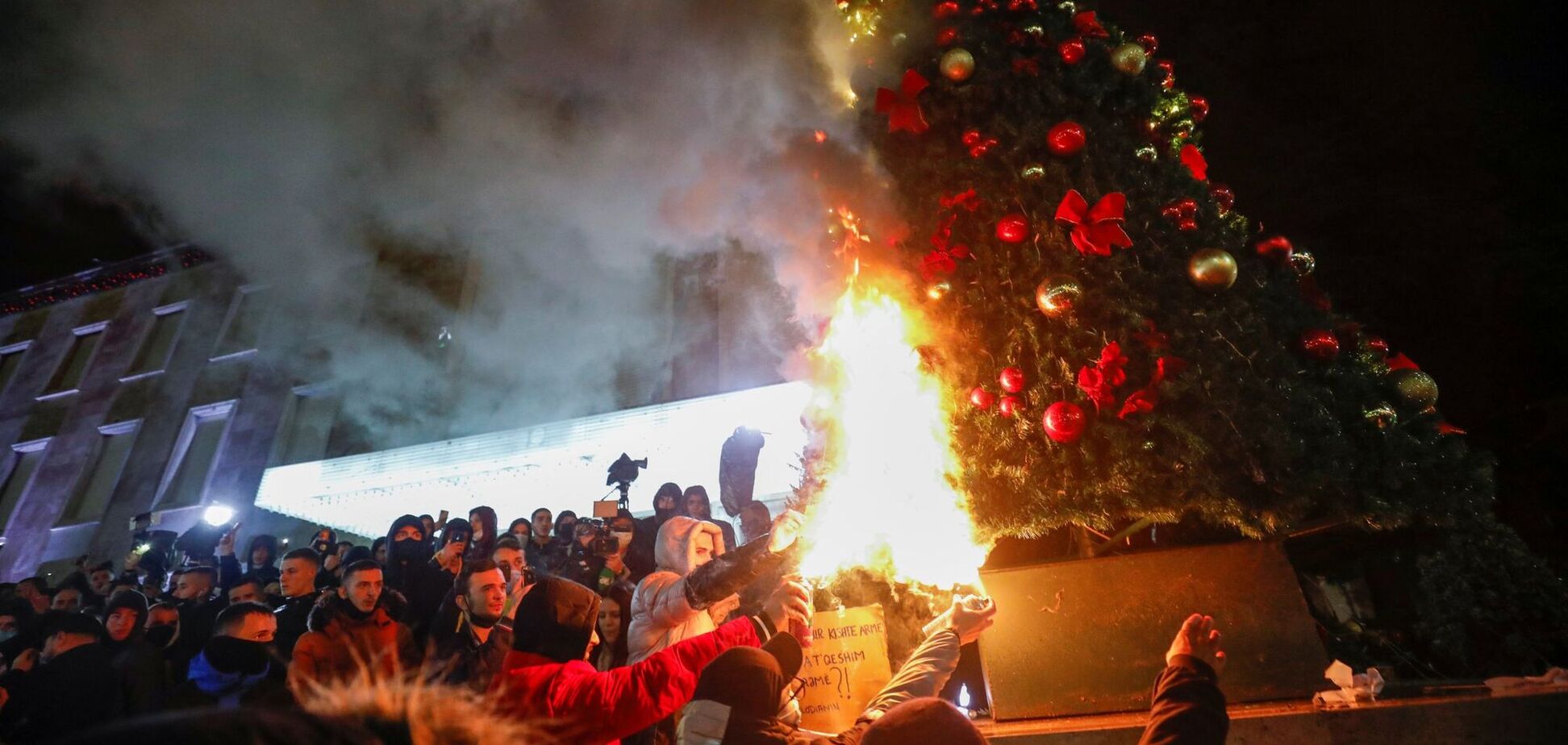 Протестующие в Албании сожгли главную елку страны