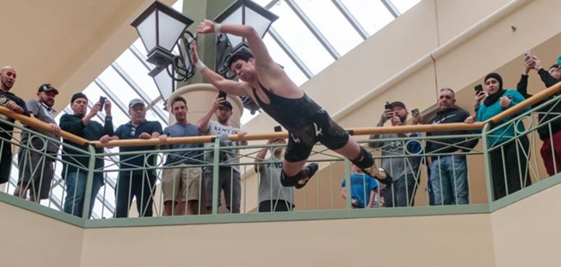 стрибок Пі Джея Хоукса