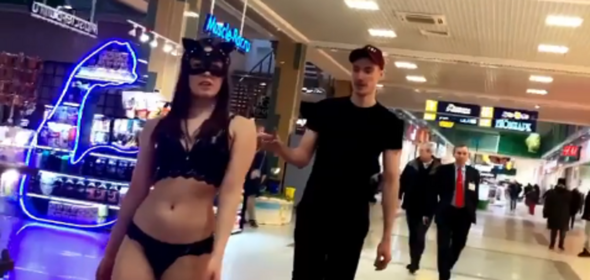 В ТЦ Нижнего Новгорода парен выгулял девушку на поводке