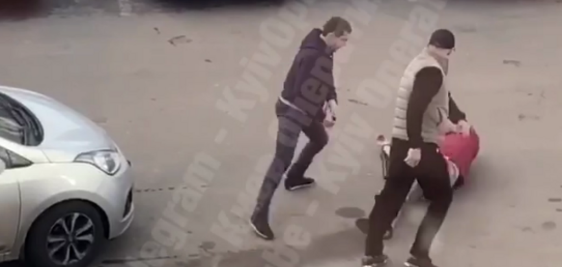 В Киеве на улице устроили кровавую драку