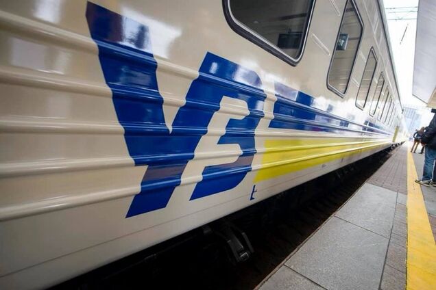 700 пасажирів вигнали під дощ: на Черкащині трапилася НП з потягом "Укрзалізниці"