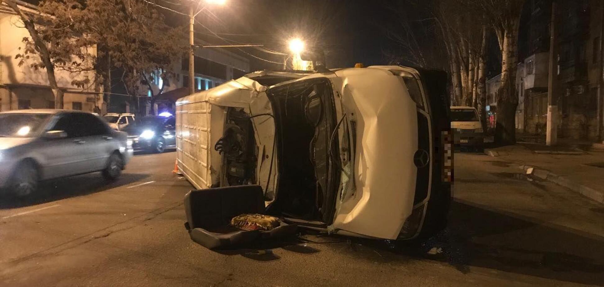 В Одесі в ДТП перекинувся мікроавтобус
