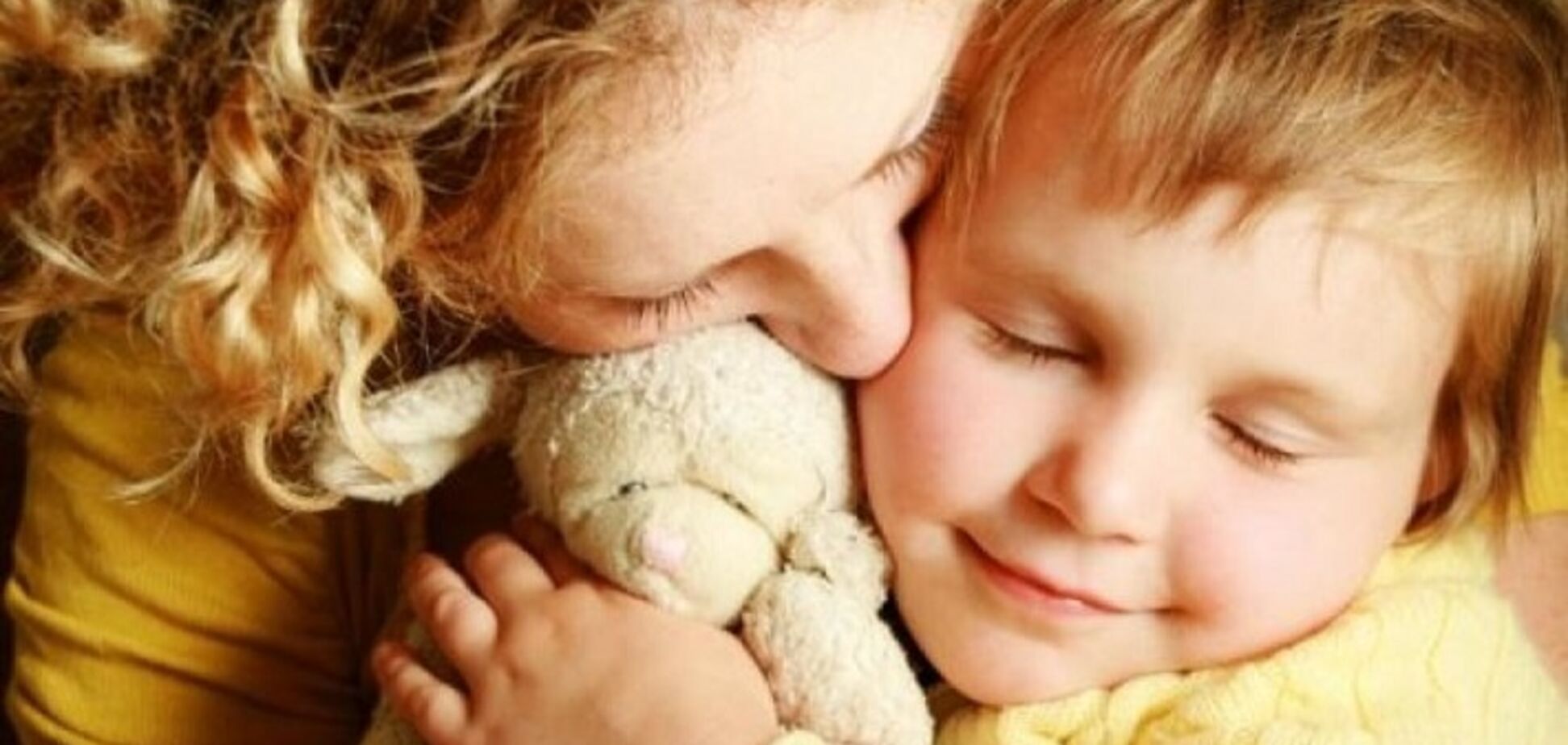 Психолог рассказала, почему важно обнимать ребенка