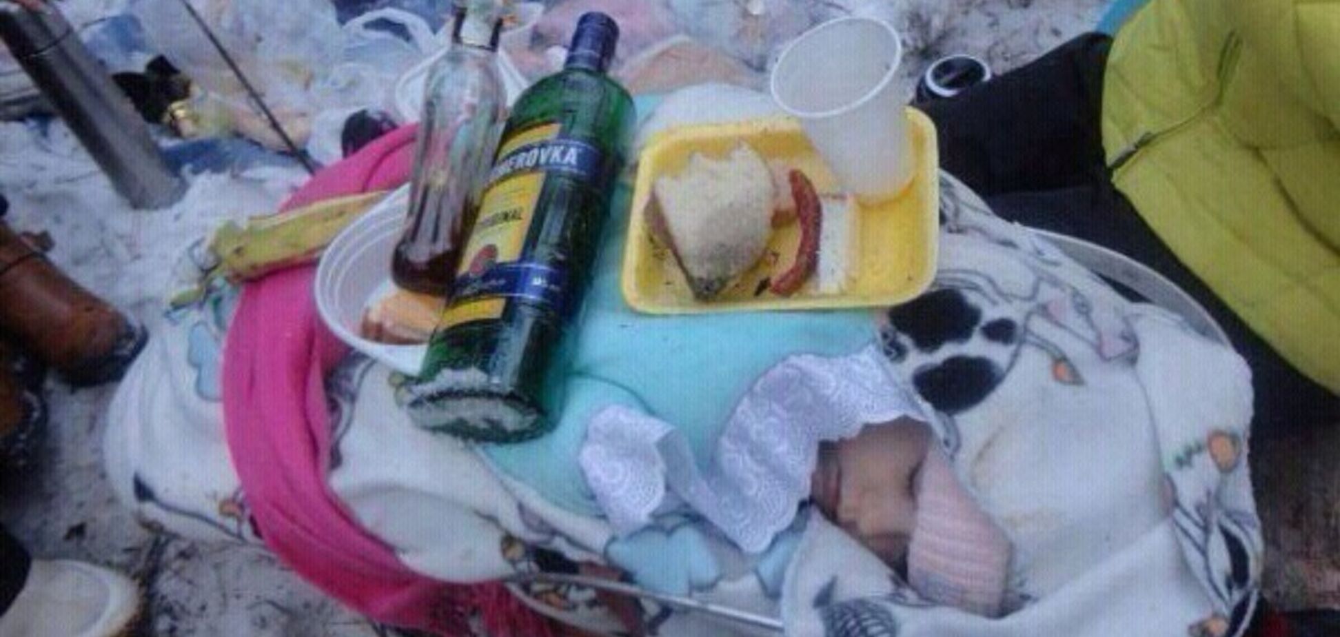 'Русский младенец под бехеровку - вкуснятина!' Мамаши из РФ шокировали фото с застольем на спящем ребенке