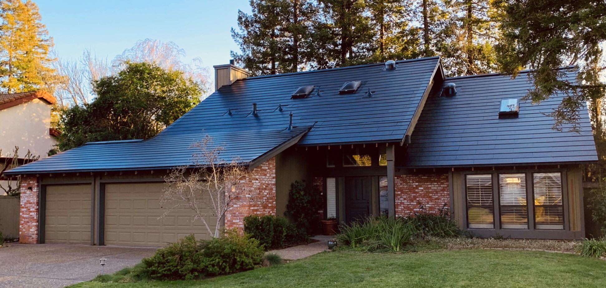 Ждем в Украине: Илон Маск начнет продажу солнечной крыши Solarglass за пределами США