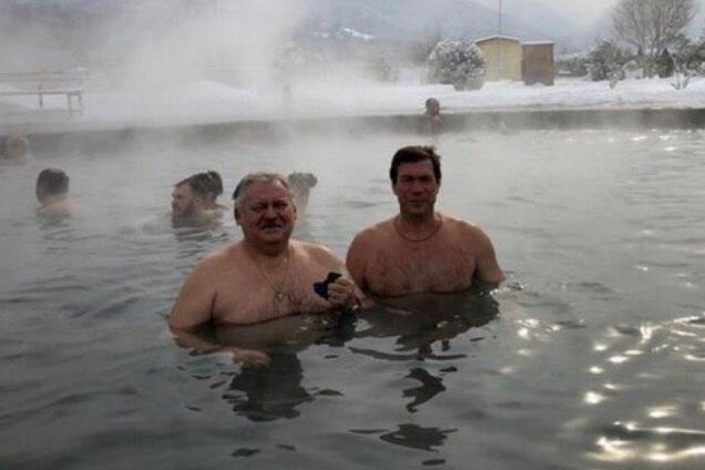 'В алкодиспансере помывочный день': Царев похвастался купанием с депутатом Госдумы. Фото