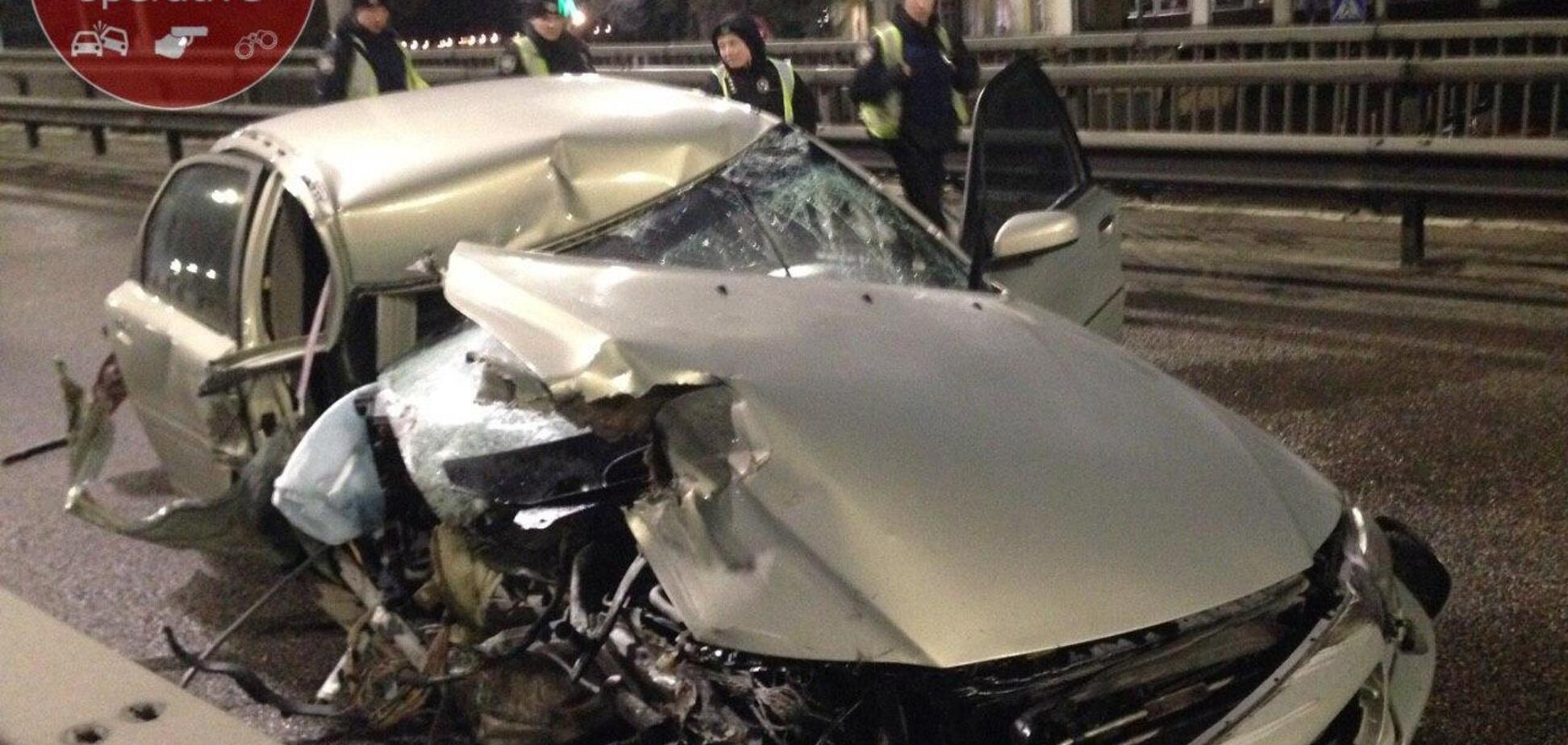 В Киеве два авто на скорости влетели в отбойник: пострадали трое. Фото ДТП